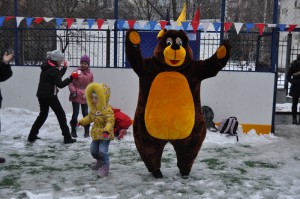 В этот день у входа детей встречали ростовые куклы
