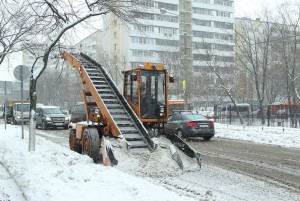 В пиковые часы на уборке снега в Москве работает 90 тысяч человек и 18 тысяч единиц техники 