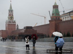Синоптики предупреждают, что аномальный дождь и резкое похолодание к вечеру сделают погоду в Москве непредсказуемой