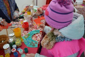 В теплой палатке был организован бесплатный мастер-класс по изготовлению старинных костюмов, девочки разрисовывали себе авторские кокошники