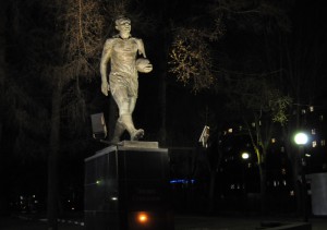 Памятник Эдуарду Стрельцову на стадионе имени Стрельцова