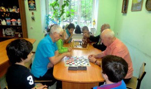 Шашечный турнир с пожилыми людьми из отделения социальной реабилитации