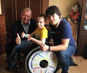 Приобрести новую инвалидную коляску для Ильи Иванникова помогли представители «Единой России»
