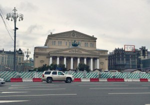 Работы по программе "Моя улица" возле Большого театра в Москве