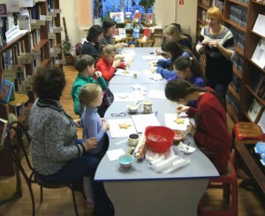 Жители Даниловского района на мастер-классе по росписи пряника к Рождеству