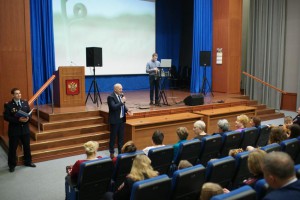 Полковник Дмитрий Баранов поздравляет женщин с 8 марта