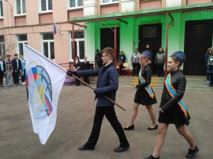 Ученики школы №494 во время акции в память о Герое Российской Федерации
