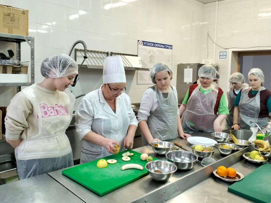 Мастер-класс по кулинарии провели для учеников школы-интерната №79. Фото: Telegram-канал школы-интерната №79