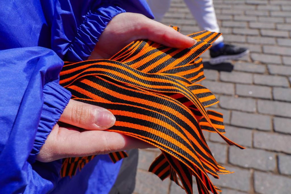 Сотрудники СЦ «Планета Семьи» анонсировали мероприятие ко Дню Победы. Фото: Ксения Догонашева, «Вечерняя Москва»