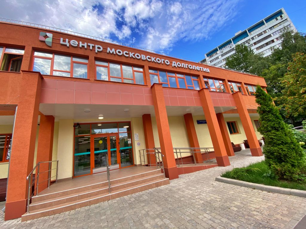 Занятия по скандинавской ходьбе запустили в ЦМД «Даниловский». Фото: Анна Быкова, «Вечерняя Москва»