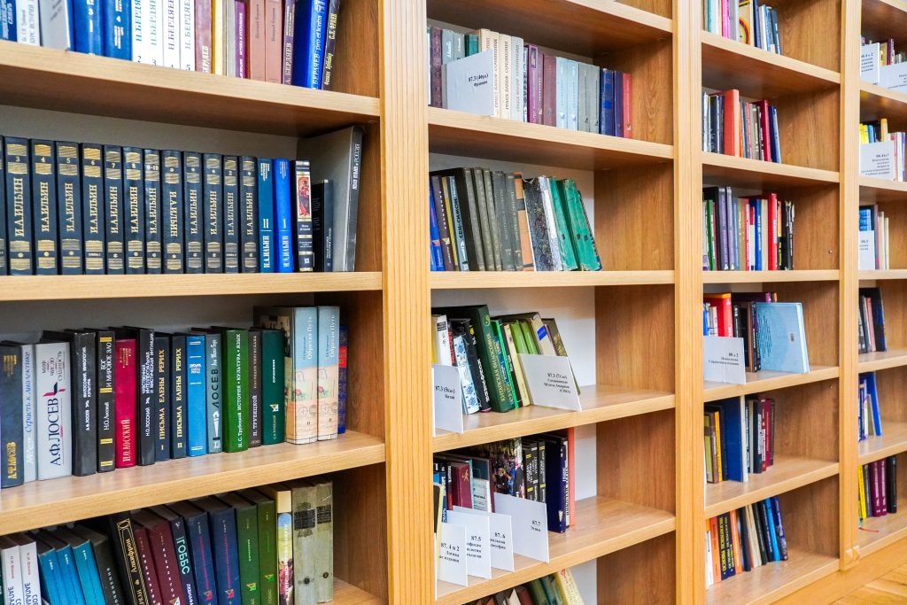 Сотрудники библиотеки №163 пригласили горожан на акцию «Единый день открытых дверей». Фото: Ксения Догонашева, «Вечерняя Москва»