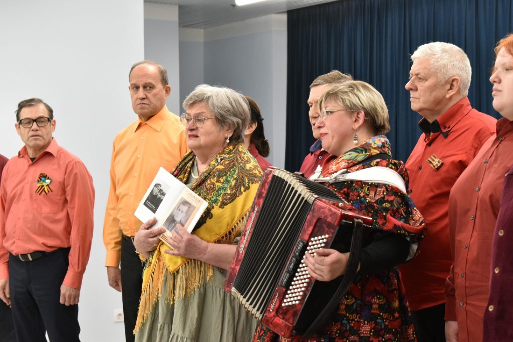 Сотрудники ДСЦ «Мир молодых» провели праздничный концерт в Даниловском районе. Фото: страница ДСЦ «Мир молодых» в социальных сетях