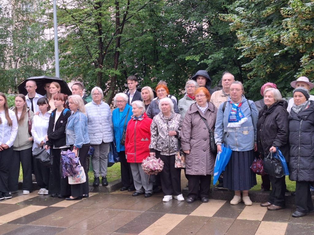 Сотрудники ОКЦ ЮАО приняли участие в патриотической акции в Даниловском районе. Фото: страница ОКЦ ЮАО в социальных сетях