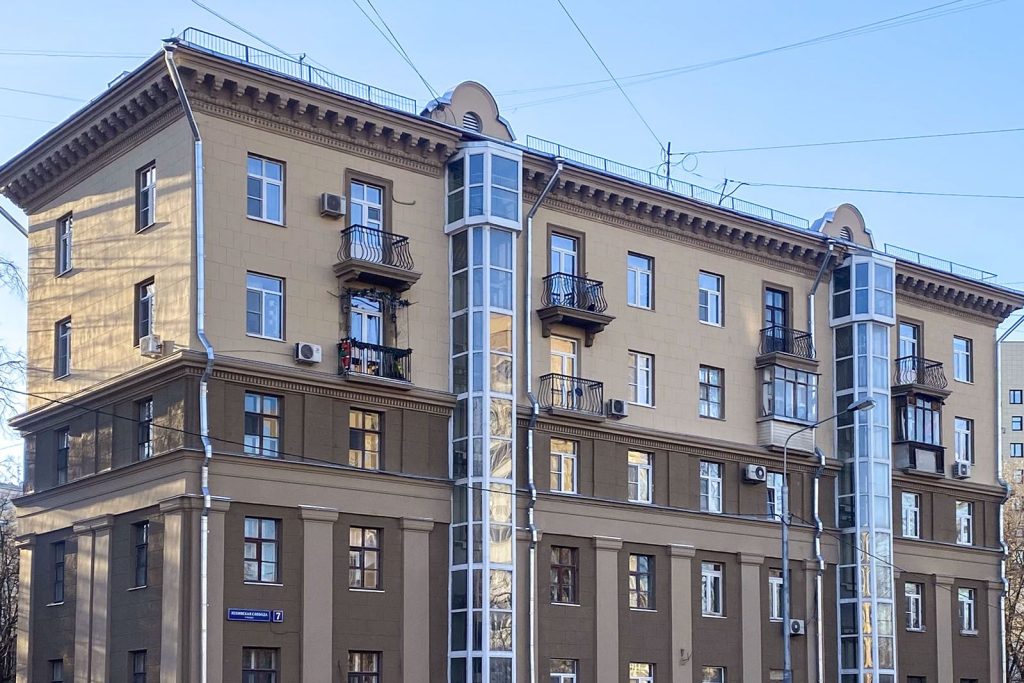 Специалисты ФКР обновили дом с иониками в Даниловском районе. Фото: Фонд капитального ремонта города Москвы