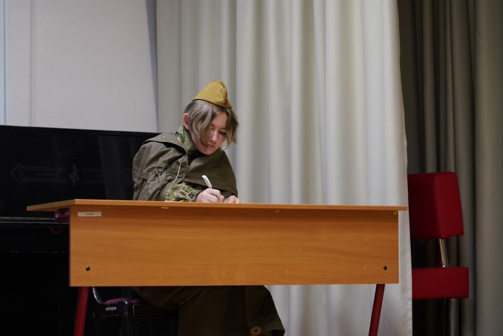 Студенты МТК имени Ивана Лихачева сыграли спектакль ко Дню памяти и скорби. Фото: страница МТК имени Ивана Лихачева в социальных сетях