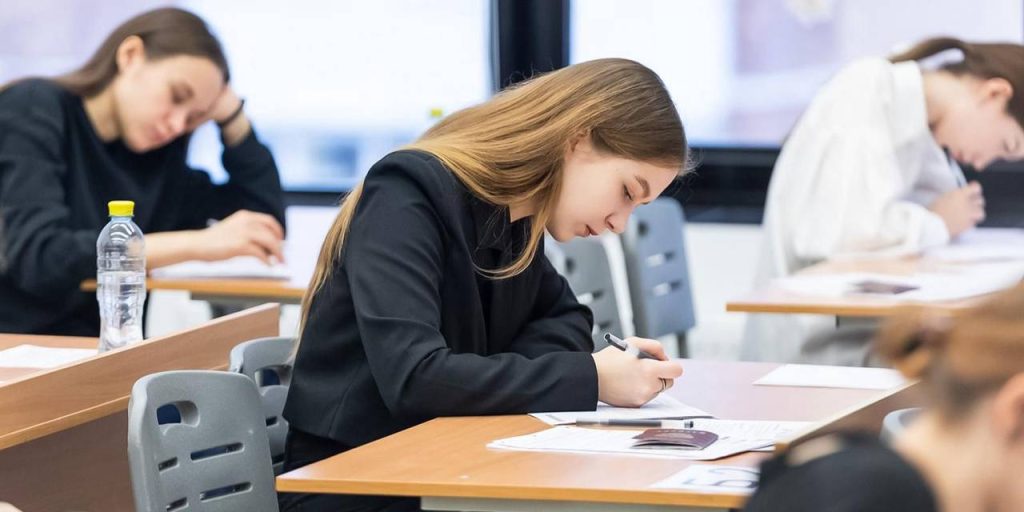 У московских школьников начались дни пересдачи ЕГЭ. Фото: пресс-служба Департамента образования и науки города Москвы