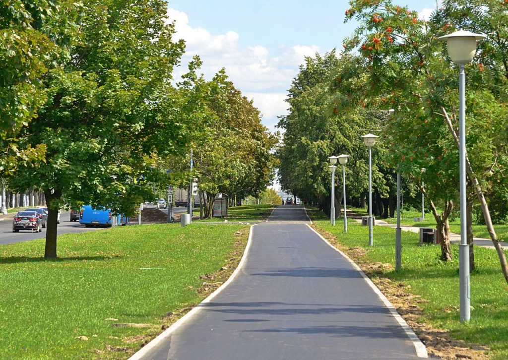 Специалисты Комплекса городского хозяйства расширят пешеходные дорожки и обустроят удобные парковочные карманы, новые наземные переходы оснастят контрастным освещением, что сделает их и пешеходов заметнее для водителей в темное время суток. Фото: Анна Быкова, «Вечерняя Москва»