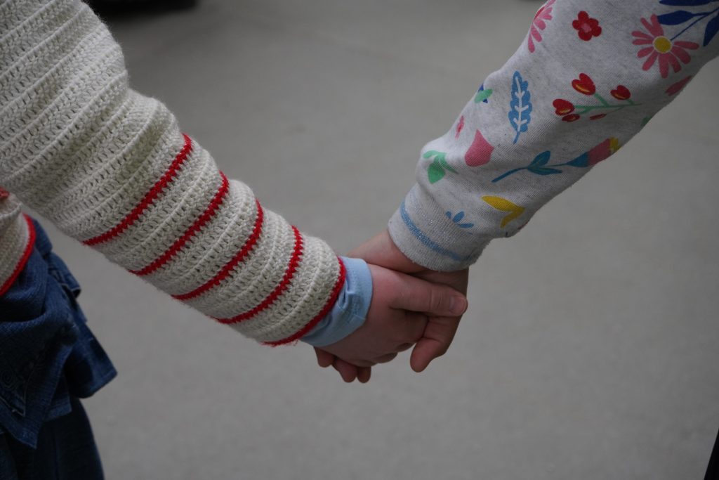 Сотрудники «Планеты семьи» организуют встречу «Почему мы не слышим друг друга». Фото: Анна Быкова, «Вечерняя Москва»