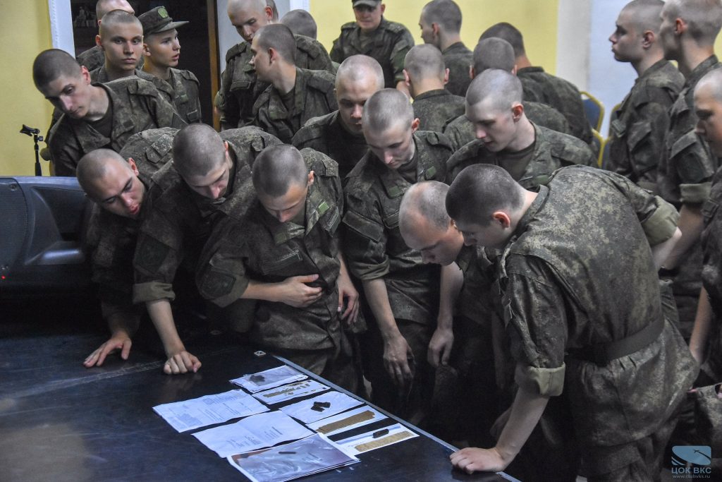 Сотрудники ЦОК Воздушно-космических сил встретились со служащими МО РФ. Фото: официальная страница ЦОК ВКС в социальных сетях.