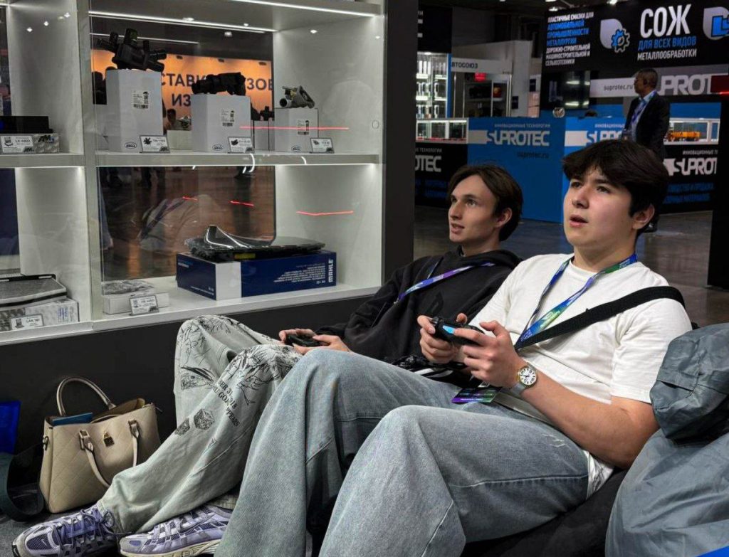 Студенты МТК имени Ивана Лихачева посетили крупнейшую автомобильную выставку. Фото: страница МТК имени Ивана Лихачева в социальных сетях