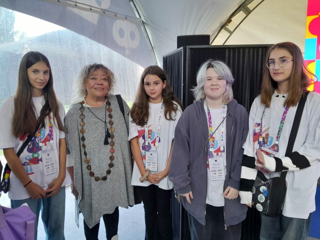Ученицы школы №1257 приняли участие в IV Международном детском культурном форуме. Фото: страница школы №1257 в социальных сетях