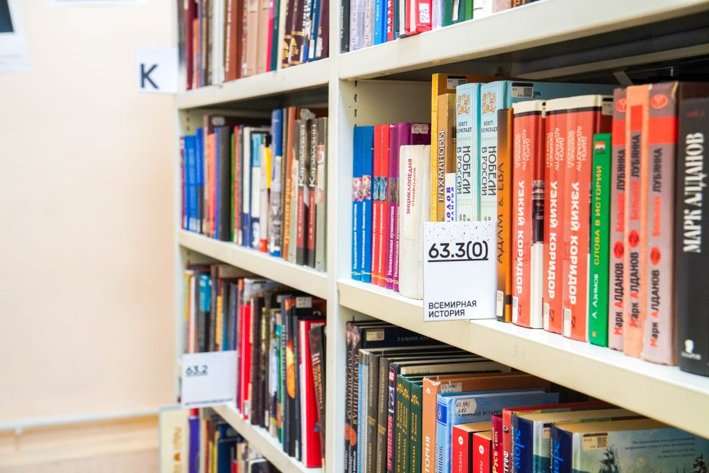 Сотрудники библиотеки №163 пригласили горожан на выставку «Палестина в наших сердцах». Фото: Ксения Догонашева, «Вечерняя Москва»