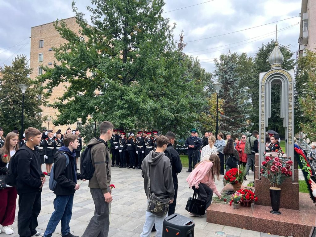 Студенты Технологического колледжа №34 почтили память жертв теракта на Каширском шоссе. Фото: страница Технологического колледжа №34 в социальных сетях