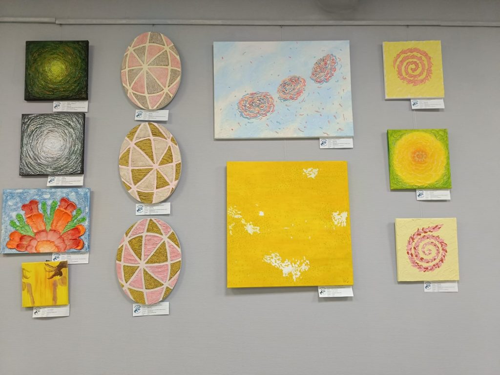 Выставка «От абстракции к символу: диалог форм и значений» проходит в библиотеке №163. Фото: страница библиотеки №163 в социальных сетей