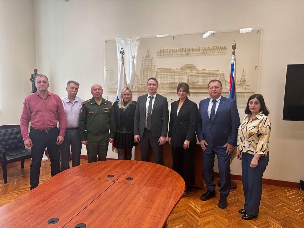 Сотрудник школы №1257 принял участие в совещании Дипломатической академии МИД РФ. Фото: страница школы №1257 в социальных сетях