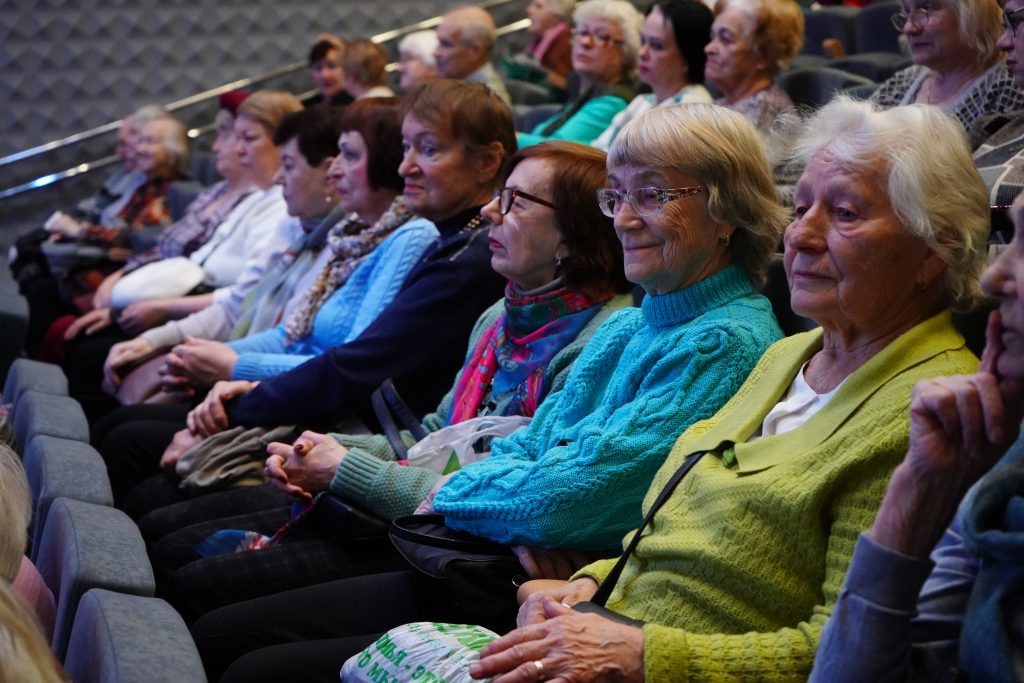 Представители центра московского долголетия организуют концерт. Фото: Анна Быкова, «Вечерняя Москва»