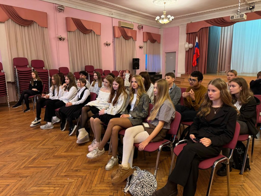 Преподаватели школы №1272 провели занятие в честь профессии спасателя. Фото: страница в социальных сетях