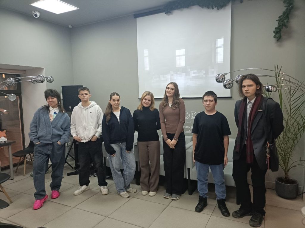 Ученики школы №1272 послушали лекцию о современном искусстве. Фото: страница школы №1272 в социальных сетях