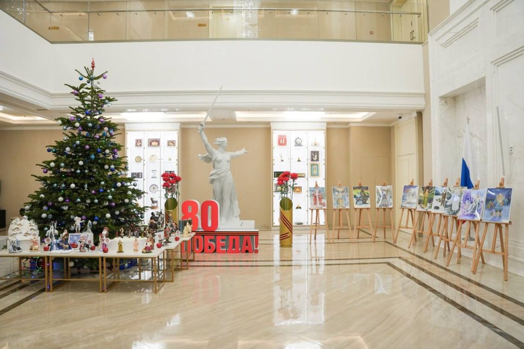 Серию картин живописцев Московского техникума креативных индустрий имени Леонида Красина представили в Совете Федерации. Фото: страница Московского техникума креативных индустрий имени Леонида Красина в социальных сетях