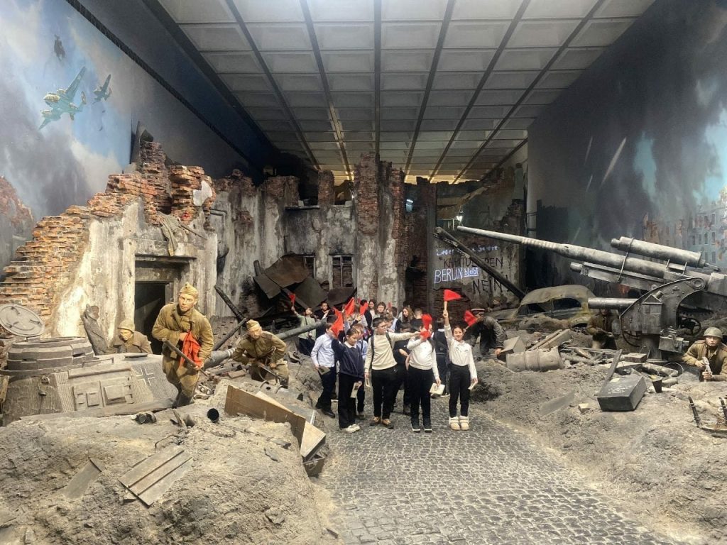 Пятиклассники школы №1257 посетили экспозицию «Подвиг народа». Фото: страница школы №1257 в социальных сетях