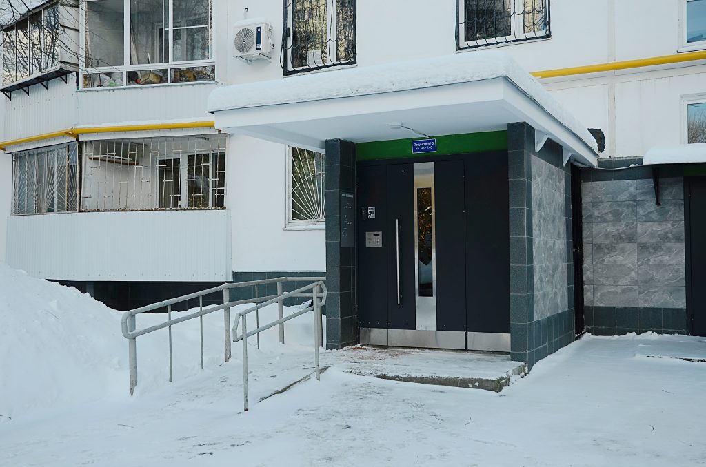 Представители управы Даниловского района провели обход территории. Фото: Анна Быкова, «Вечерняя Москва»