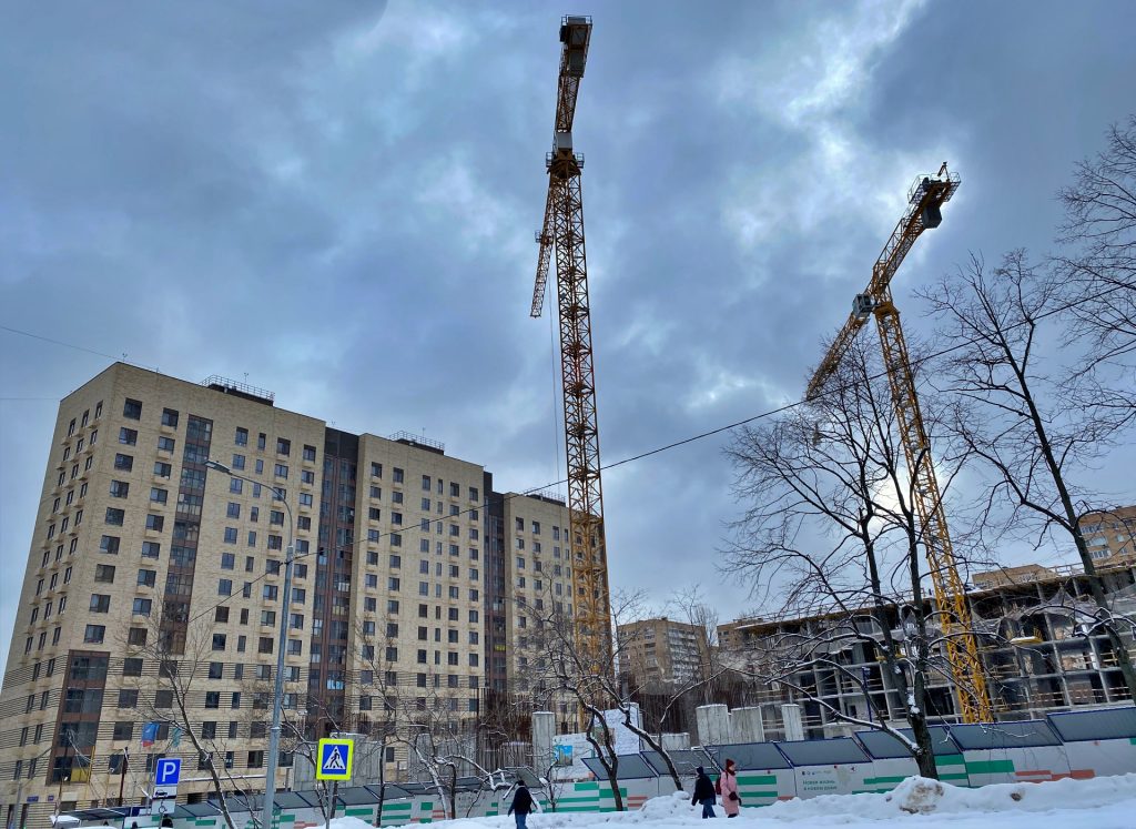 Строительство надземной части нового дома начали в Даниловском районе. Фото: Анна Быкова, «Вечерняя Москва»