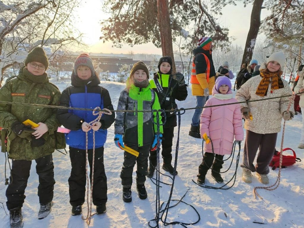 Ученики школы №1257 приняли участие в соревнованиях по пешему туризму. Фото: страница школы №1257 в социальных сетях