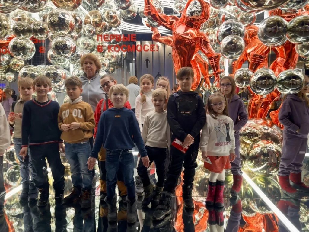 Ученики школы №1272 посетили выставочный проект Национального центра «Россия». Фото: страница школы №1272 в социальных сетях 
