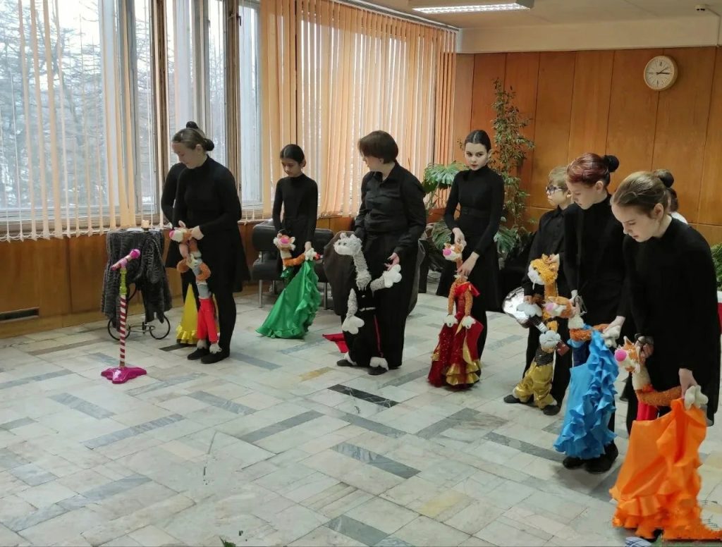 Коллектив кукольного театра школы №1257 выступил в военном госпитале. Фото: страница школы №1257 в социальных сетях