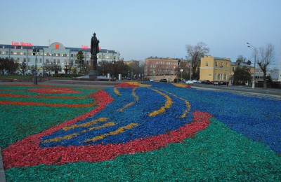 Перед монументом разбит большой цветник, который на зиму засыпан ярким гравием