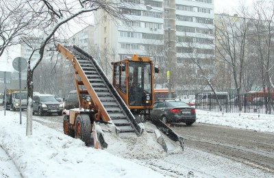 В пиковые часы на уборке снега в Москве работает 90 тысяч человек и 18 тысяч единиц техники