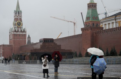 Синоптики предупреждают, что аномальный дождь и резкое похолодание к вечеру сделают погоду в Москве непредсказуемой