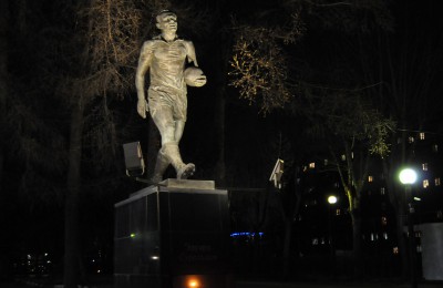 Памятник Эдуарду Стрельцову на стадионе имени Стрельцова