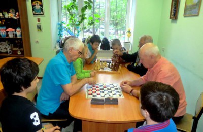 Шашечный турнир с пожилыми людьми из отделения социальной реабилитации