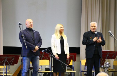 Депутаты муниципального округа Даниловский Рублев (слева), Белова, Чибисов (справа) поздравили пожилых людей округа с праздником