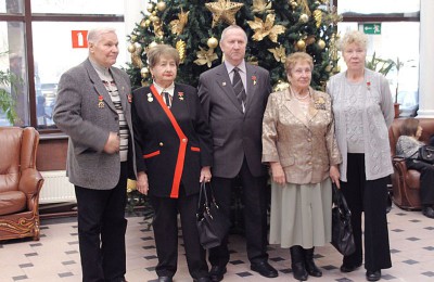 Ветераны на торжественном мероприятии ко Дню Героев Отечества