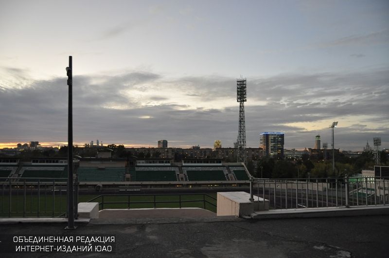 Стадион Стрельцова 8 сектор фото. Памятник Стрельцову на стадионе Торпедо фото.