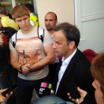 Аркадий Дворкович дает интервью после игры