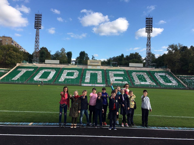 Школьники на экскурсии на стадионе имени Стрельцова