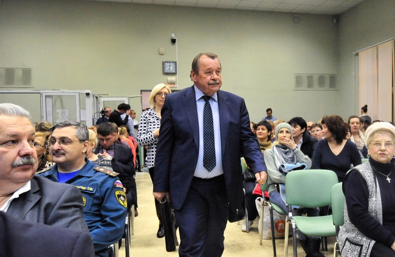 Префект Южного округа Алексей Челышев на встрече с жителями